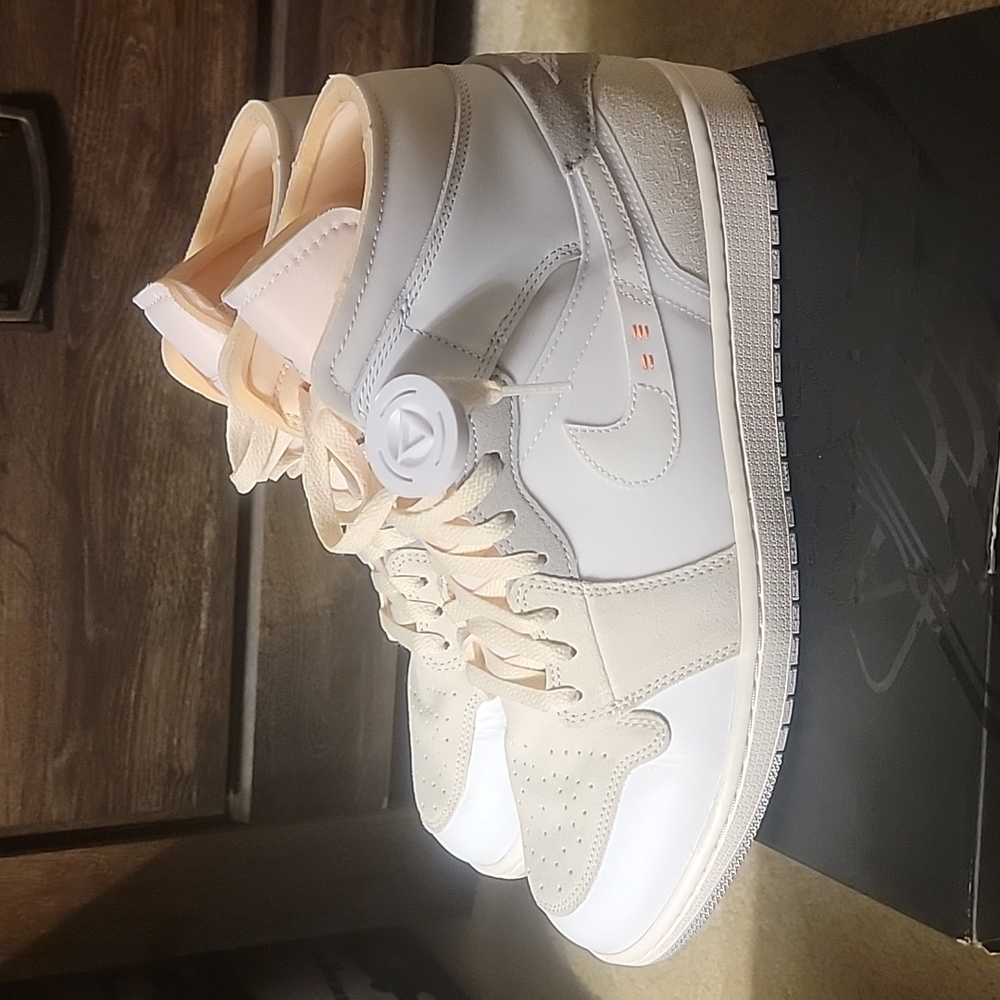 Air Jordan 1's mid